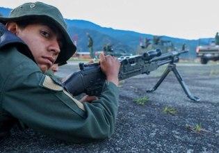 Ο Τραμπ κλιμακώνει την ένταση με τη Βενεζουέλα – Τι σηματοδοτεί  η άφιξη του αεροπλανοφόρου USS Ford στην περιοχή