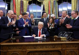 Χωρίς νικητές το τέλος του ιστορικού shutdown των 43 ημερών στις ΗΠΑ – Ο Τραμπ υπέγραψε τo συμβιβαστικό νομοσχέδιο