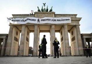 Ακτιβιστές ανέβηκαν στην πύλη του Βρανδεμβούργου και κρέμασαν πανό για την Παλαιστίνη [βίντεο]