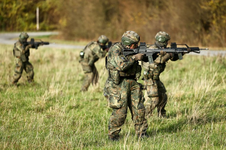 Γερμανία: Ετοιμάζεται για υποχρεωτική θητεία στον στρατό – 700.000 νέοι θα κληθούν να δηλώσουν διαθεσιμότητα