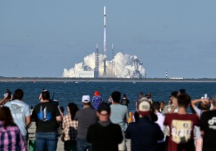 Με πελάτη τη NASA έκανε ντεμπούτο ο υπερπύραυλος του Τζεφ Μπέζος – Συγχαρητήρια από Μασκ