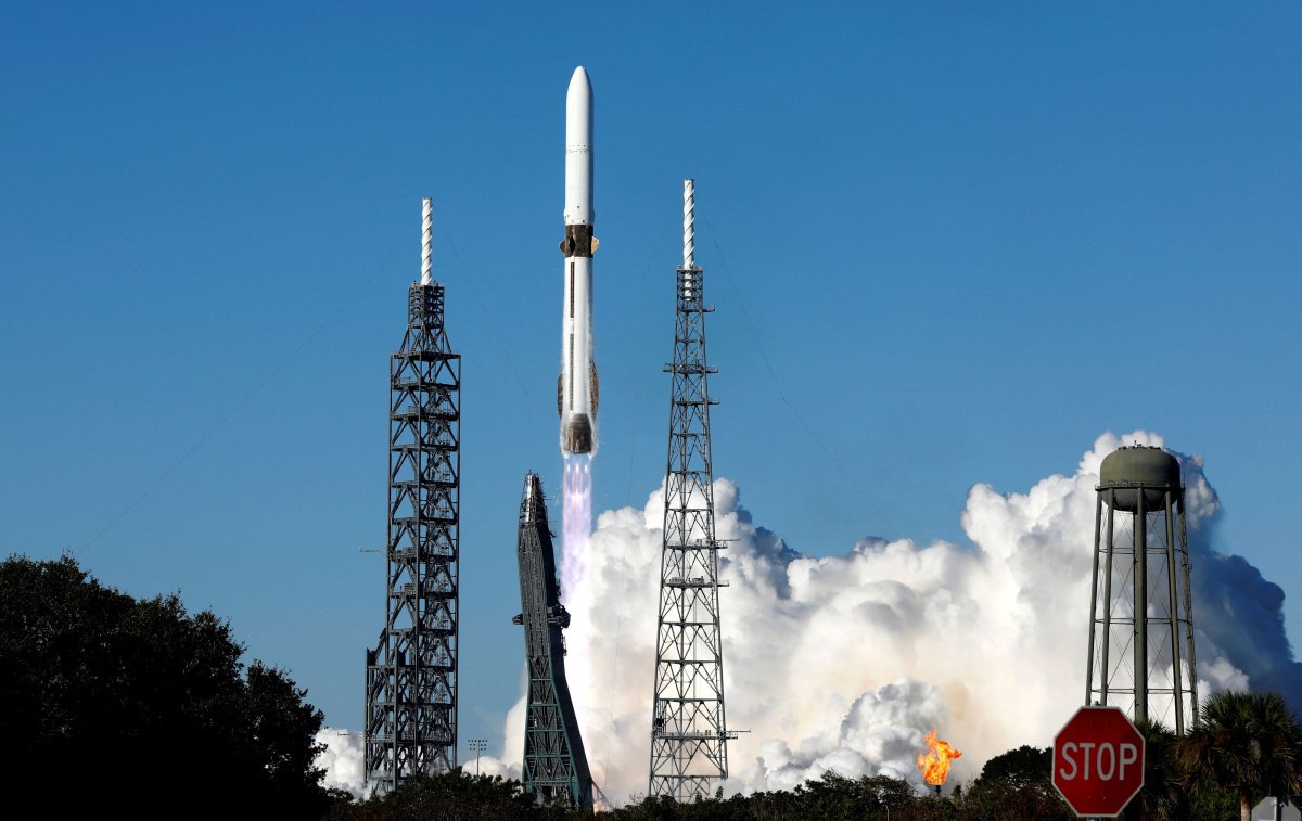 Ο πύραυλος New Glenn μπορεί να μεταφέρει φορτία 45 τόνων σε τροχιά (Reuters)