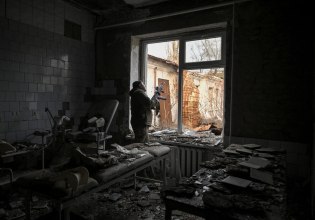 Η Ουκρανία ανάμεσα στη Σκύλλα και τη Χάρυβδη: Καταστραμμένη από τις βόμβες και σημαδεμένη από τη διαφθορά