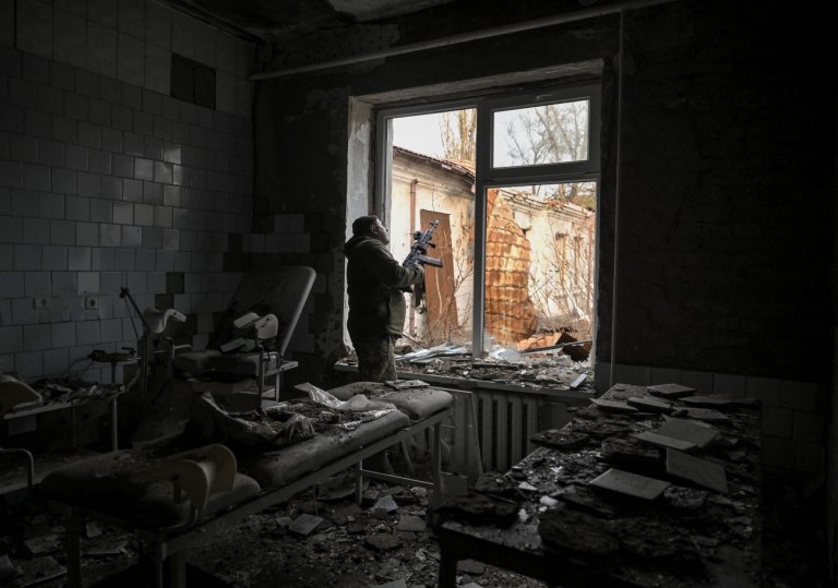 Η Ουκρανία ανάμεσα στη Σκύλλα και τη Χάρυβδη: Καταστραμμένη από τις βόμβες και σημαδεμένη από τη διαφθορά