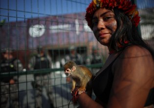 «Εμείς είμαστε αυτοί που προστατεύουμε το κλίμα»: Αυτόχθονες διαδηλωτές έκλεισαν την είσοδο της COP30 στο Μπελέμ