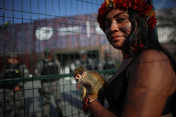 «Εμείς είμαστε αυτοί που προστατεύουμε το κλίμα»: Αυτόχθονες διαδηλωτές έκλεισαν την είσοδο της COP30 στο Μπελέμ