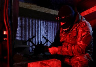 Μυστηριώδη drones πετούν τη νύχτα πάνω από αεροδρόμια στην Ευρώπη – Πόσο πρέπει να ανησυχούμε;