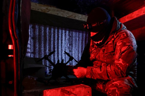 Μυστηριώδη drones πετούν τη νύχτα πάνω από αεροδρόμια στην Ευρώπη – Πόσο πρέπει να ανησυχούμε;