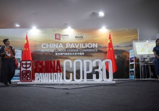 Πώς η Κίνα γεμίζει το κενό που άφησαν οι ΗΠΑ στην COP30