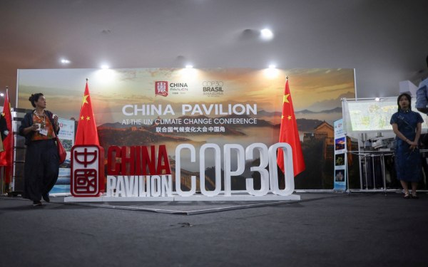 Πώς η Κίνα γεμίζει το κενό που άφησαν οι ΗΠΑ στην COP30