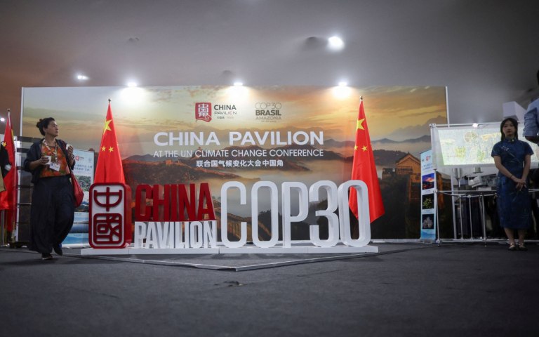 Πώς η Κίνα γεμίζει το κενό που άφησαν οι ΗΠΑ στην COP30
