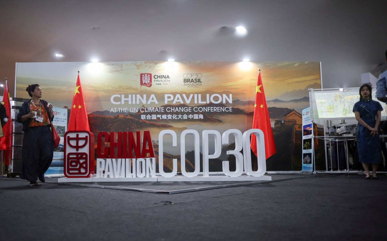 Πώς η Κίνα γεμίζει το κενό που άφησαν οι ΗΠΑ στην COP30