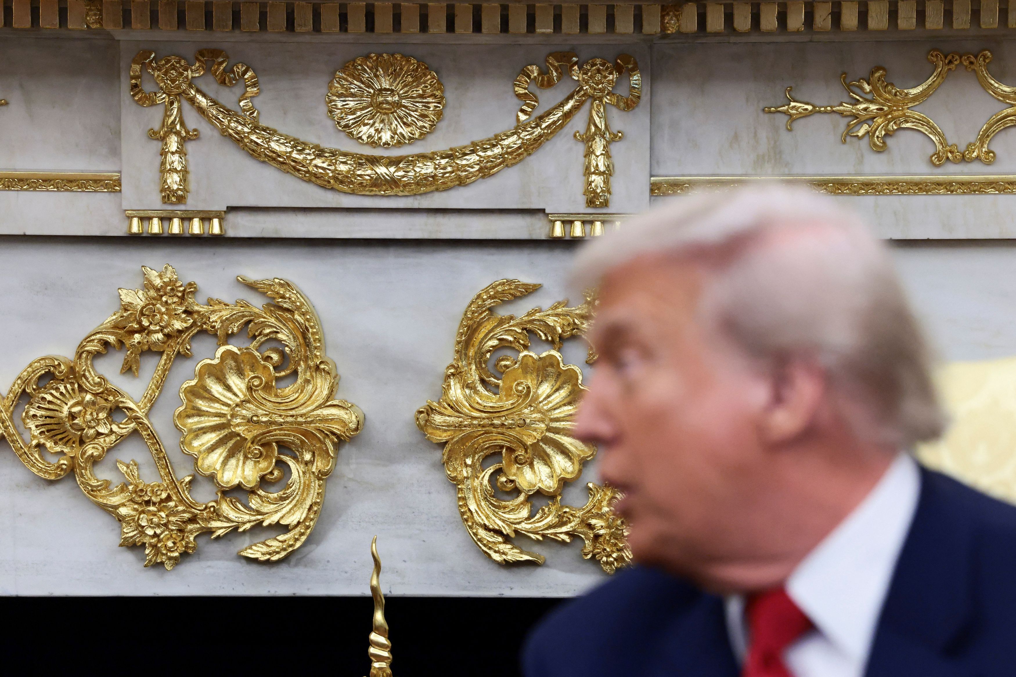 Ένα συλλεκτικό Rolex και μία μπάρα χρυσού: Οι Ελβετοί «χρυσώνουν» τον Τραμπ και προκαλούν «αηδία» στην Ευρώπη