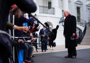 Ο Τραμπ παίζει με τις λέξεις: Λέει ότι η πρότασή του για την Ουκρανία «δεν είναι» η οριστική