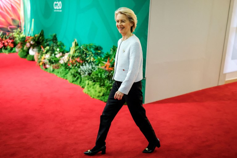 Θα συνεχίσουμε να στηρίζουμε την Ουκρανία, λέει η φον ντερ Λάιεν