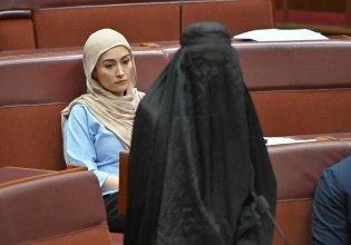 Αυστραλία: Αποβλήθηκε η ακροδεξιά γερουσιαστής που εμφανίστηκε με μπούρκα στο κοινοβούλιο