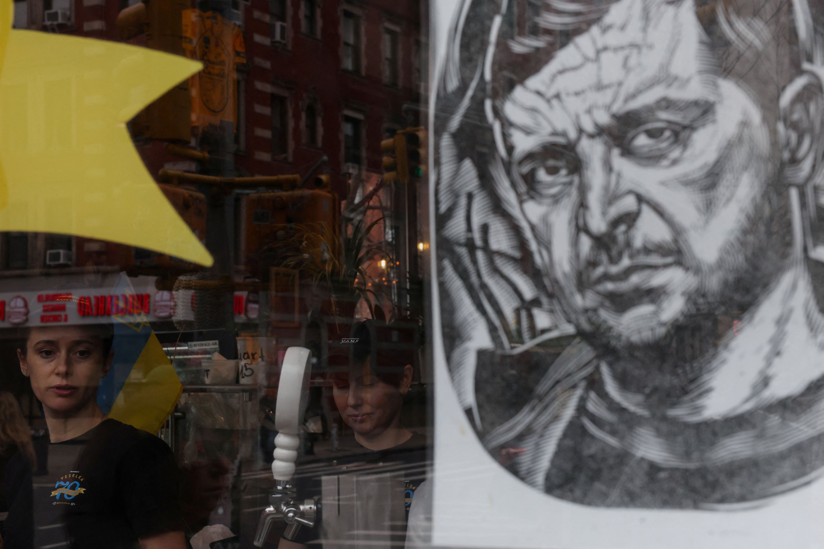 Νέα Υόρκη, πορτρέτο του Ζελένσκι σε ουκρανικό εστιατόριο