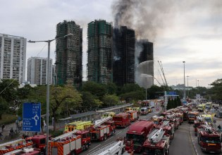 Χονγκ Κονγκ: Στους 55 οι νεκροί από τους φλεγόμενους πύργους – Οι μπαμπού σκαλωσιές στο «μικροσκόπιο»