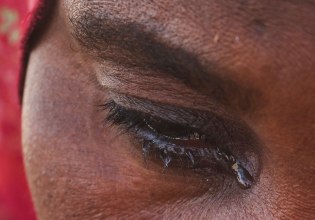 «Μας βίασαν μπροστά σε όλους»: Ο πόλεμος πάνω στα σώματα των κοριτσιών του Σουδάν