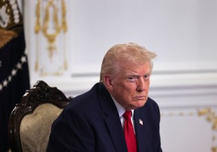 Νέα επίθεση Τραμπ σε δημοσιογράφο – «Εσύ απλώς κάνεις ερωτήσεις επειδή είσαι ηλίθια»