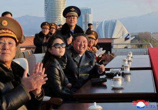 Βόρεια Κορέα: Ο Κιμ συγχαίρει την αεροπορία για την πυρηνική αποτροπή απέναντι στους εχθρούς του