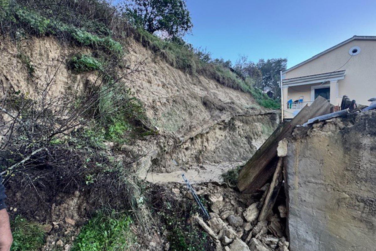 Στο έλεος της κακοκαιρίας: Σε κατάσταση έκτακτης ανάγκης η βόρεια Κέρκυρα