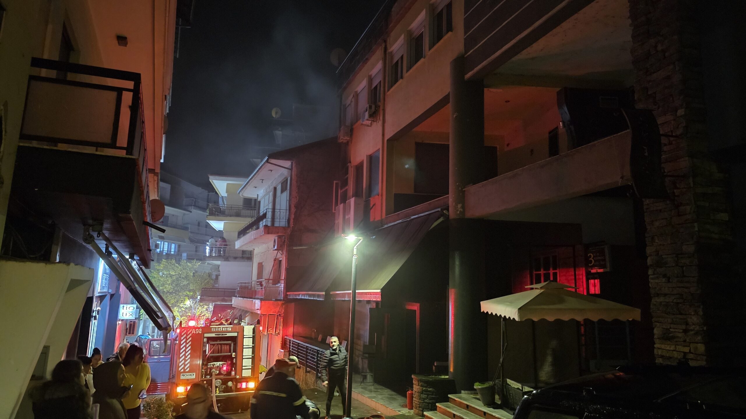 Γρεβενά: Φωτιά σε πολυκατοικία – Απεγκλωβίστηκαν πέντε άτομα