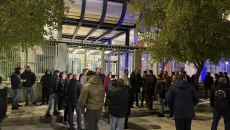 Πλήθος αγροτών έξω από την Αστυνομική Διεύθυνση Λάρισας – Zητούν την απελευθέρωση των συλληφθέντων