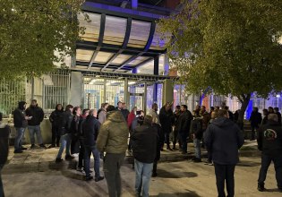 Πλήθος αγροτών έξω από την Αστυνομική Διεύθυνση Λάρισας – Zητούν την απελευθέρωση των συλληφθέντων