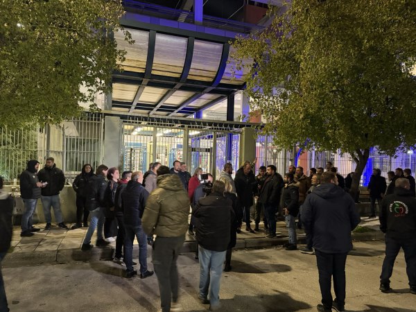 Πλήθος αγροτών έξω από την Αστυνομική Διεύθυνση Λάρισας – Zητούν την απελευθέρωση των συλληφθέντων