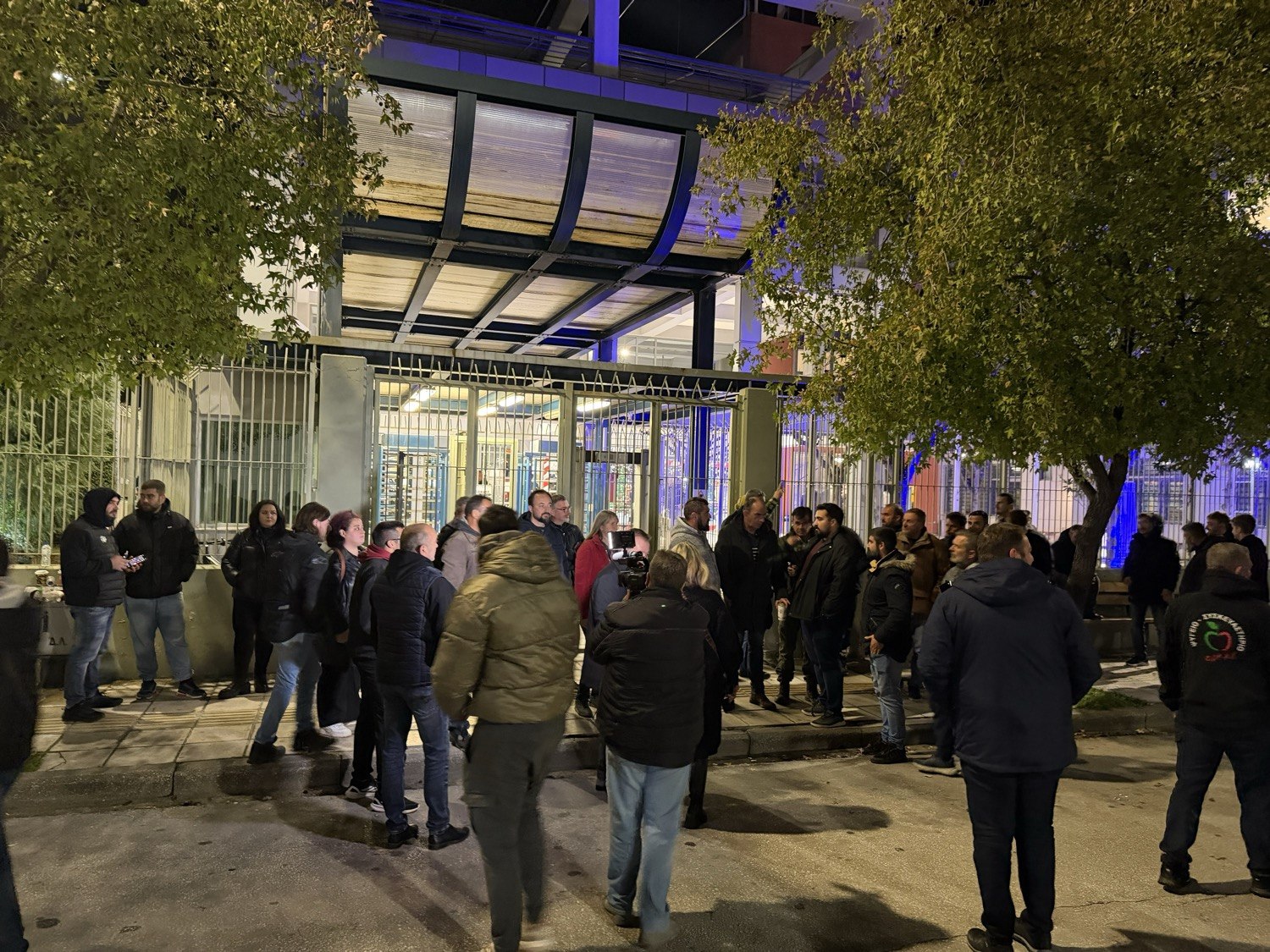 Πλήθος αγροτών έξω από την Αστυνομική Διεύθυνση Λάρισας – Zητούν την απελευθέρωση των συλληφθέντων