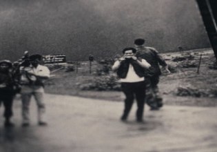 Ποιος τράβηξε πραγματικά την ανατριχιαστική φωτογραφία του «κοριτσιού της Ναπάλμ;»