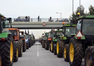Μπλόκο αγροτών στο αεροδρόμιο της Αλεξανδρούπολης για την άφιξη Μητσοτάκη – Ένταση με τα ΜΑΤ