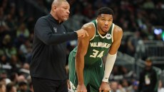 Απαισιόδοξος ο Ρίβερς για τον τραυματισμό του Αντετοκούνμπο: «Δεν δείχνουν καλά τα πράγματα»