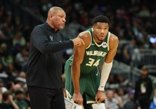 Απαισιόδοξος ο Ρίβερς για τον τραυματισμό του Αντετοκούνμπο: «Δεν δείχνουν καλά τα πράγματα»