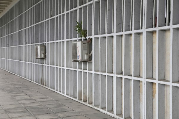 Θεσσαλονίκη: Ισόβια στον 47χρονο για τη δολοφονία της 60χρονης συζύγου του και τον τραυματισμό του γιου της