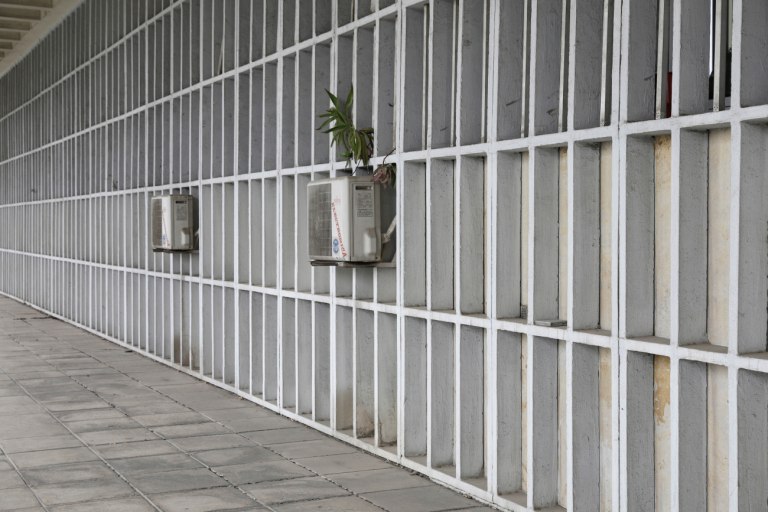 Θεσσαλονίκη: Ισόβια στον 47χρονο για τη δολοφονία της 60χρονης συζύγου του και τον τραυματισμό του γιου της