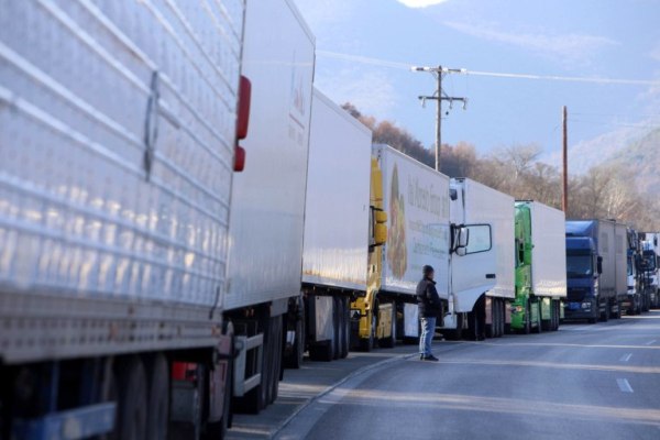Τρίκαλα: Νταλίκα εγκλωβίστηκε σε χωματόδρομο λόγω… GPS