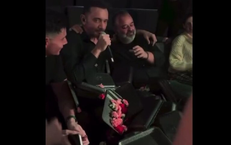 Ο Ηλιόπουλος ξανά στα μπουζούκια: Πήρε το μικρόφωνο και τραγούδησε (vid)