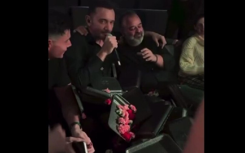 Ο Ηλιόπουλος ξανά στα μπουζούκια: Πήρε το μικρόφωνο και τραγούδησε (vid)