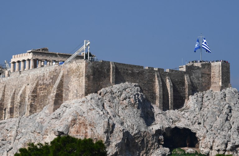 Καθηλωμένοι οι μισθοί στην Ελλάδα, στην κορυφή οι τιμές των βασικών προϊόντων