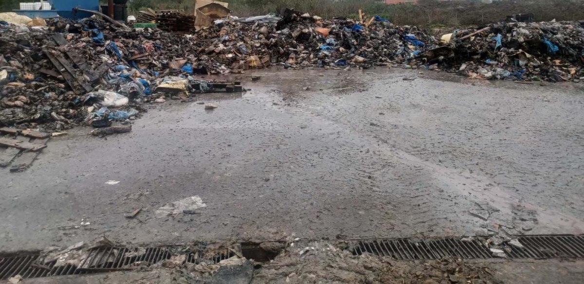 Κέρκυρα: Αφόρητη δυσωδία από τόνους ζωικών αποβλήτων από εργοστάσιο που κάηκε – Σε απόγνωση οι κάτοικοι