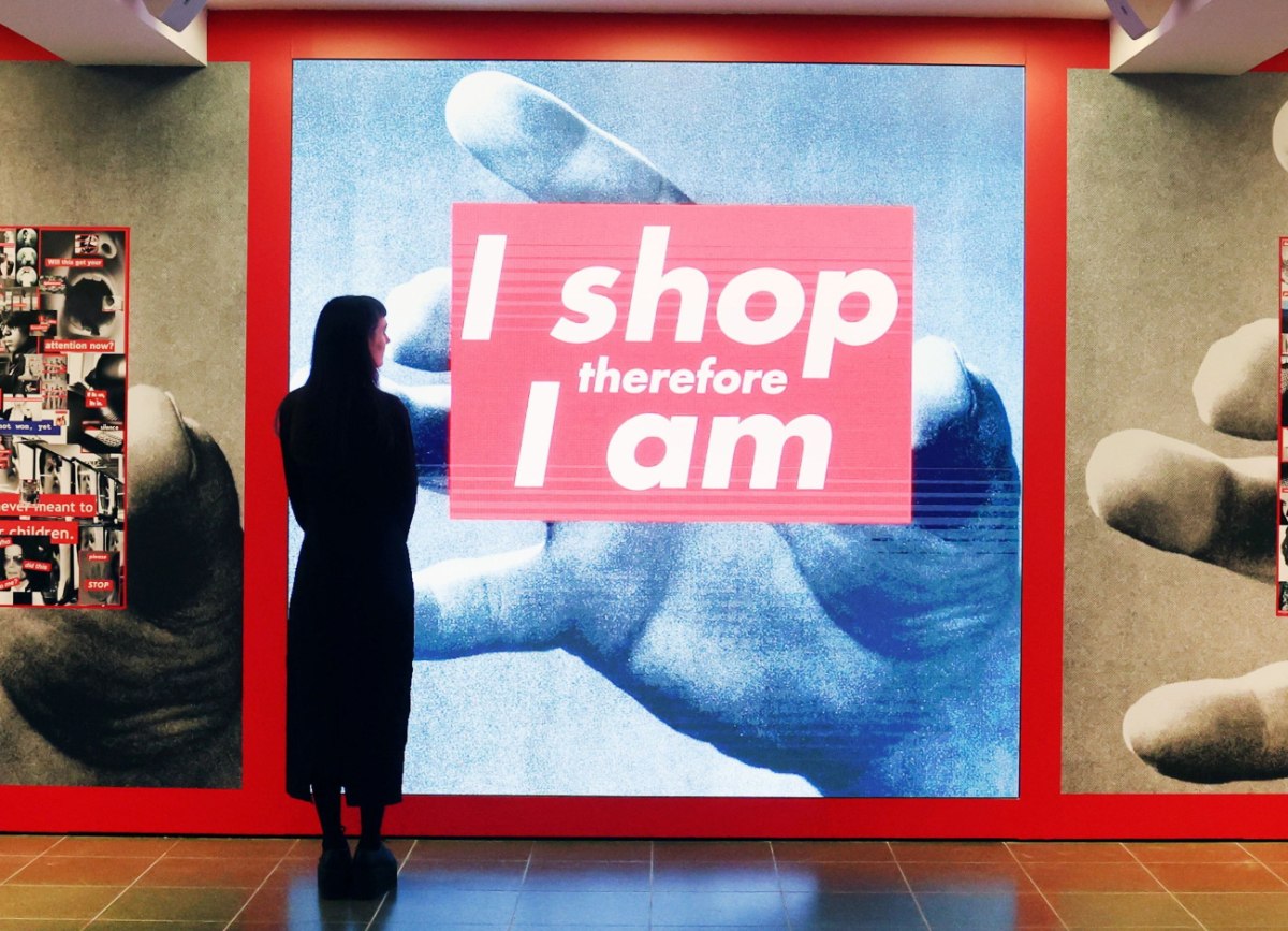 Τα αποφθέγματα που εξηγούν τον πολύ παράδοξο κόσμο του 2025 – από την Μπάρμπαρα Κρούγκερ στον Ντέιβιντ Μπερν