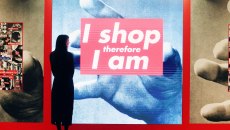 Τα αποφθέγματα που εξηγούν τον πολύ παράδοξο κόσμο του 2025 – από την Μπάρμπαρα Κρούγκερ στον Ντέιβιντ Μπερν