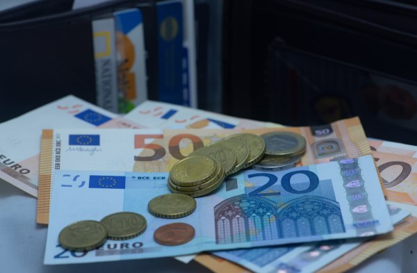 Τι θα πληρώσουν ελεύθεροι επαγγελματίες και αγρότες για ασφαλιστικές εισφορές το 2026