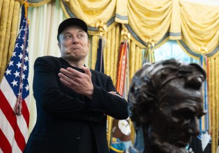 «Δεν είναι και η πιο έξυπνη στην πιάτσα»: Ο Έλον Μασκ απαντάει στην Μπίλι Άιλις και το beef συνεχίζεται