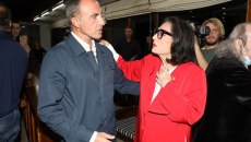 Νάνα Μούσχουρη και Νίκος Αλιάγας συγκίνησαν τη Γαλλία τραγουδώντας για τις γυναίκες το «Χάρτινο το φεγγαράκι»