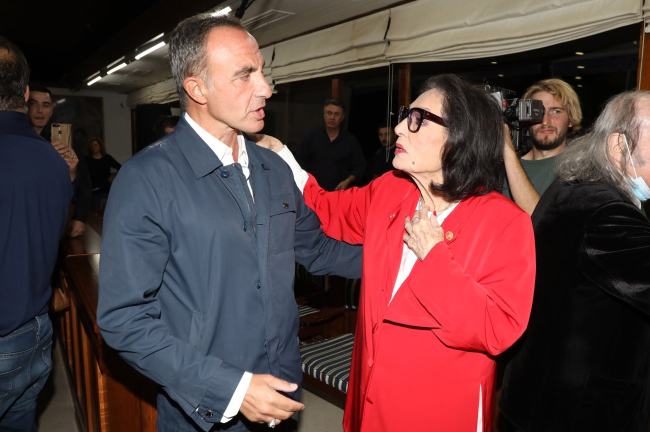 Νάνα Μούσχουρη και Νίκος Αλιάγας συγκίνησαν τη Γαλλία τραγουδώντας για τις γυναίκες το «Χάρτινο το φεγγαράκι»