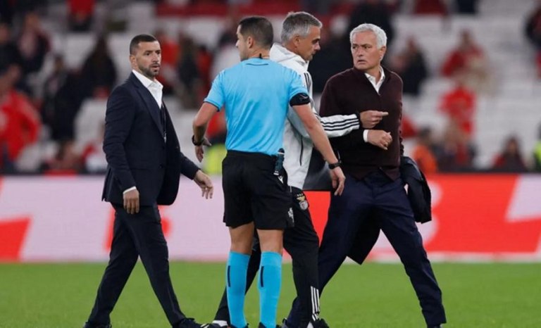 «Έξαλλος» ο Μουρίνιο πήρε στο... κυνήγι τον διαιτητή: «Το πέναλτι αυτό δεν δίνεται πουθενά στον κόσμο» (vid)