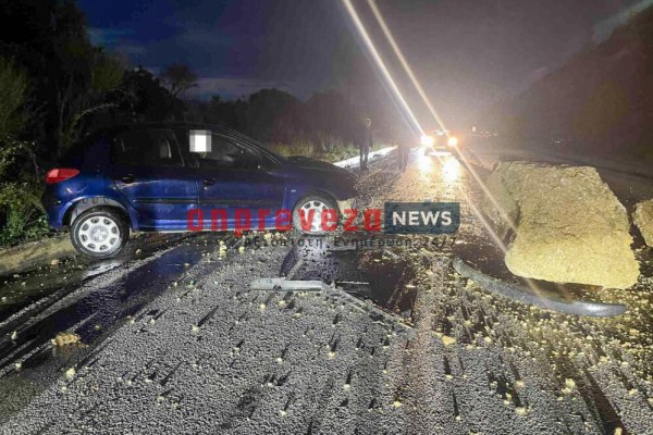 Πρέβεζα: Κατολίσθηση βράχων προκάλεσε διπλή σύγκρουση οχημάτων